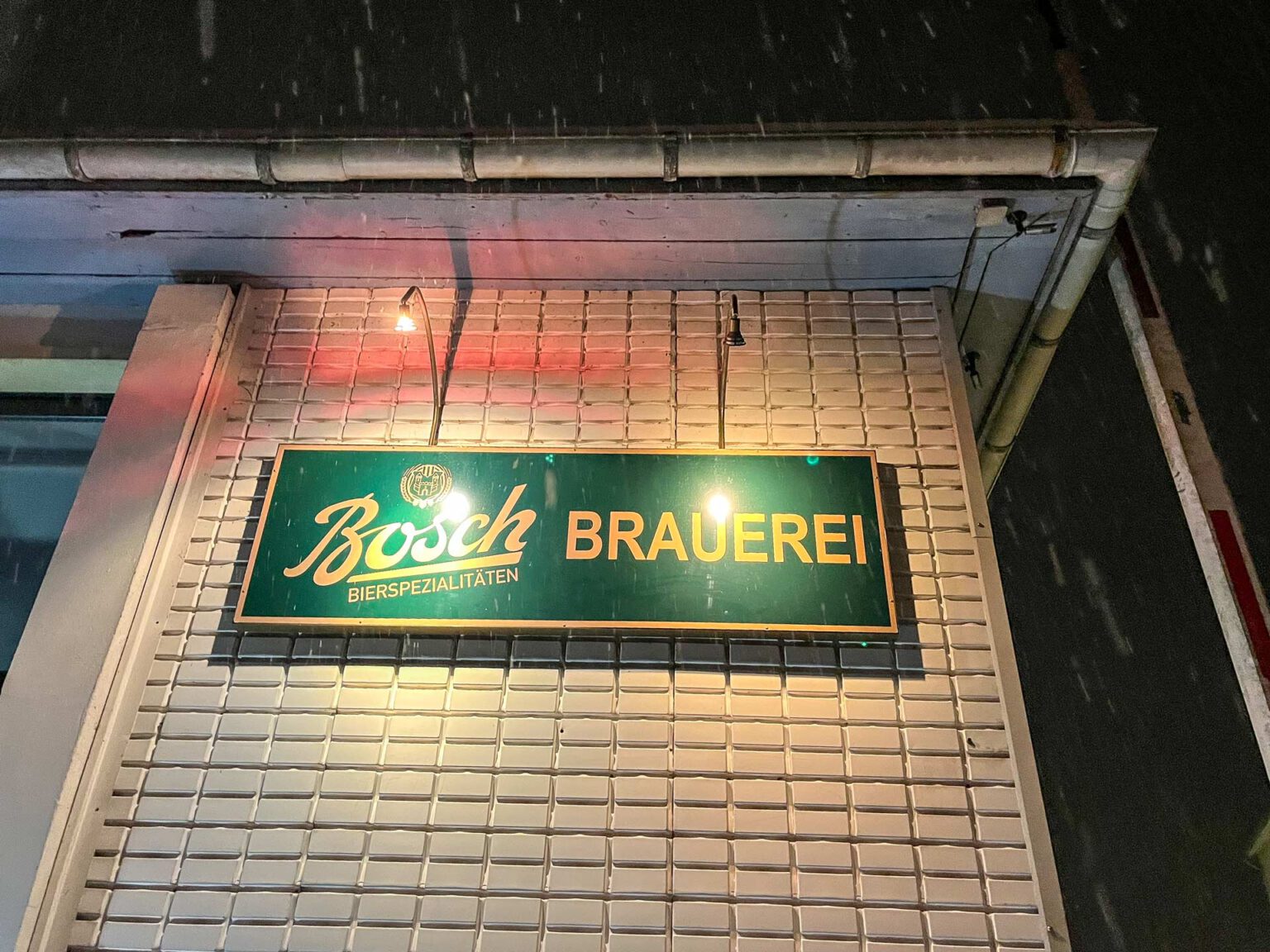 Beleuchtetes Schild der Brauerei Bosch