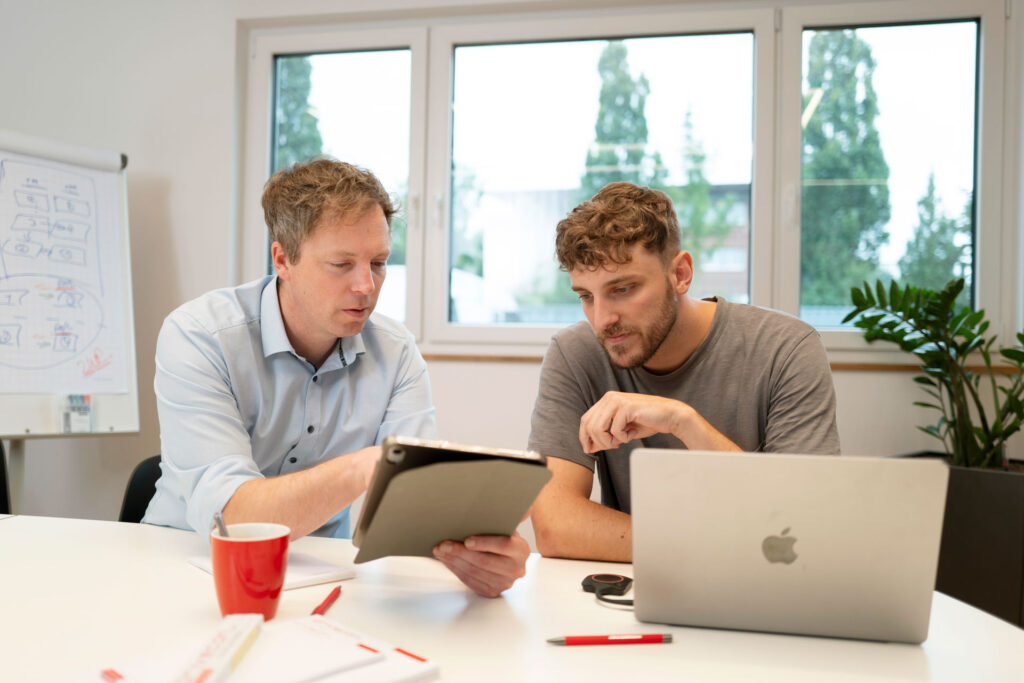 Michael Weisenseel (links) und Eric Bretz (rechts) in einer Teambesprechung zu MINGLECONTROL